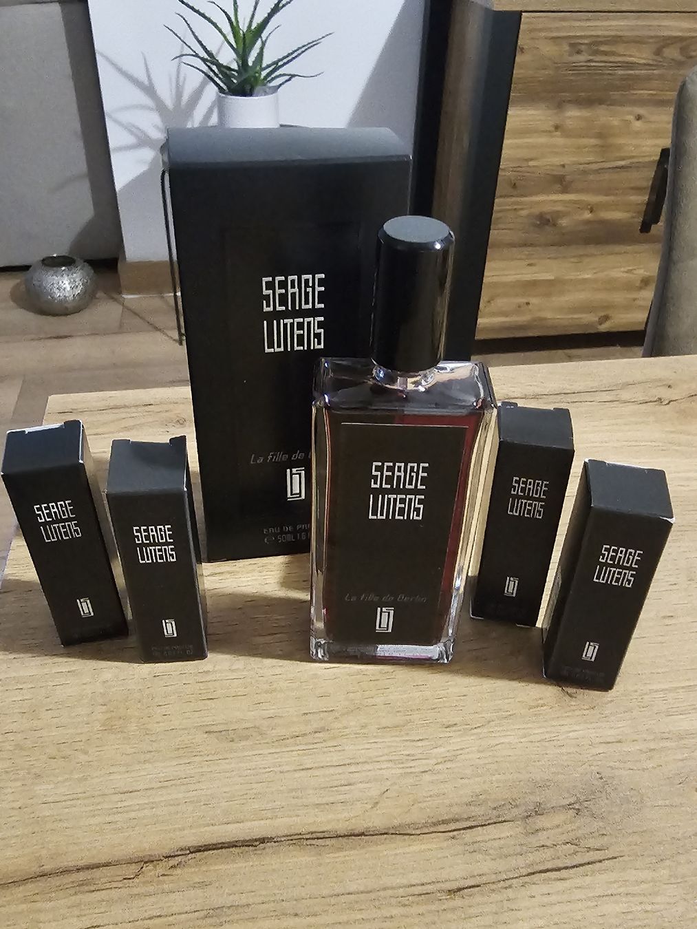 Serge Lutens Parfum & Eau de Toilette: Serge Lutens - La fille de Berlin 50 ml + échantillons – Neu (gemäss Beschreibung) aus Genève von faok 1