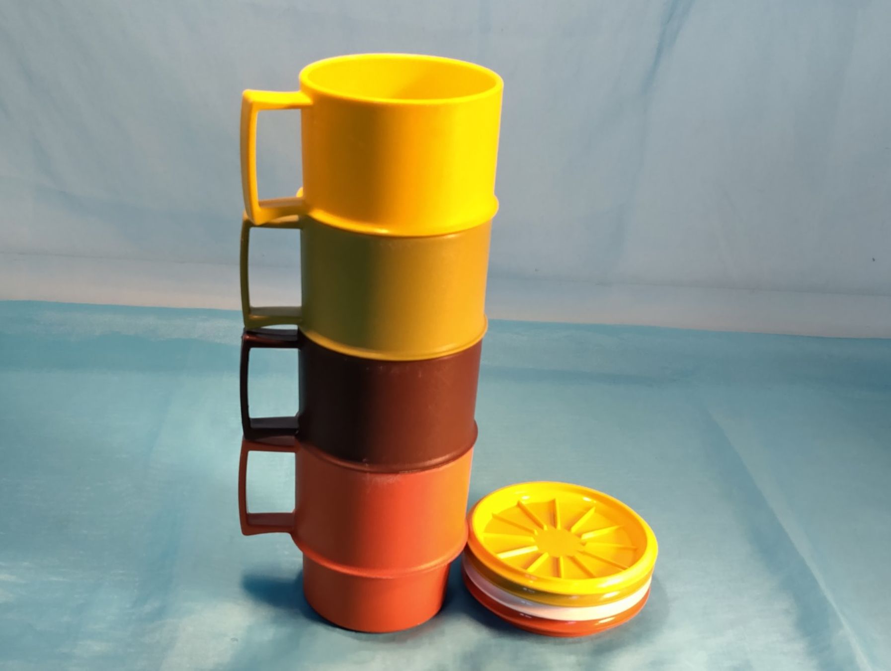 Tupperware Tazze: 4 Tupperware Becher mit Deckel, bzw. Untersetzer – Usato da Bellach venduto da JingleCherry 3