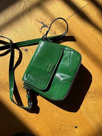 United Colors of Benneton, giftgrüne, glänzende Tasche