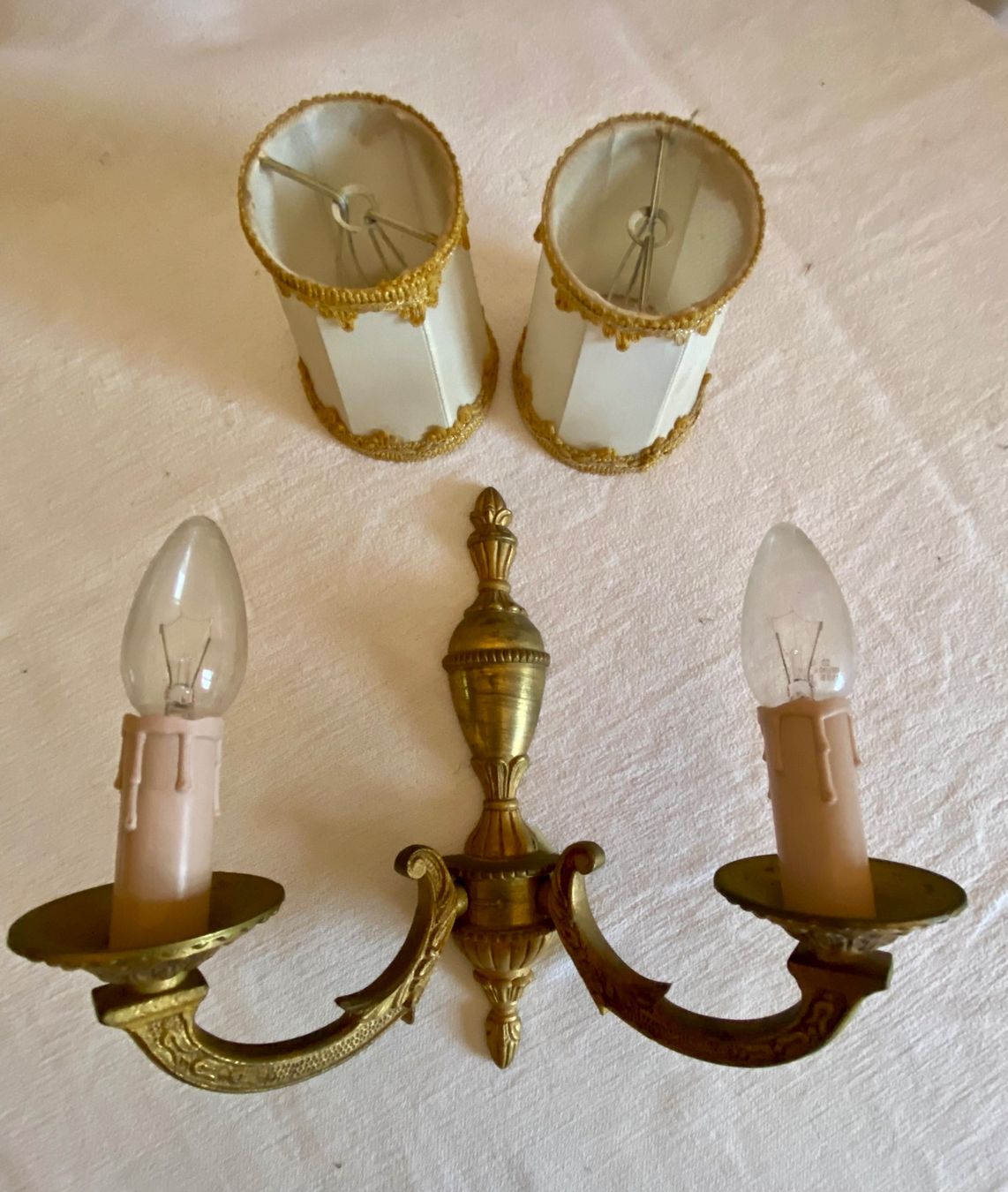 Lampade: Wandlampe Messing 2-Flammig mit Stoffschirmen – Usato da St. Gallen venduto da cibello 1