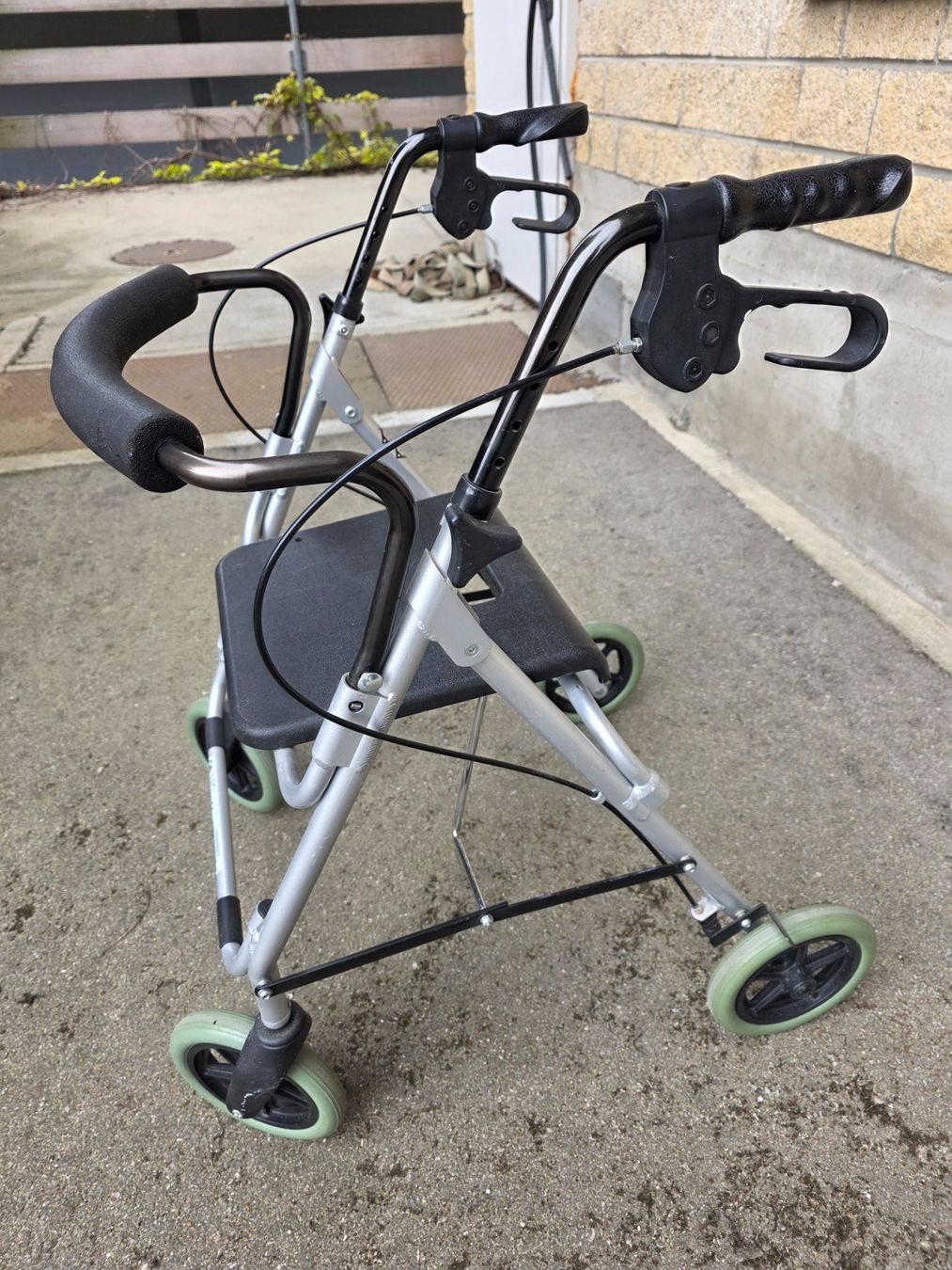 Ausili per la deambulazione: leichter stabiler Rollator mit Sitzfläche faltbar B+B RL 120 – Usato da Walterswil BE venduto da Lonitti