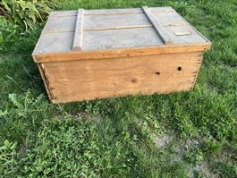 Sehr alte Transport-Holzkiste mit dekorativem Deckel 