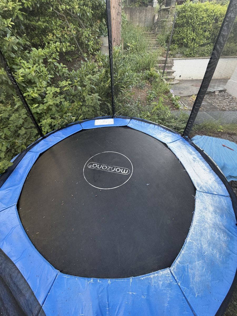 Trampolini: Monzana Trampolin 250cm bis 25.6. abholen – Usato da Rüschlikon venduto da CMKuhn 1