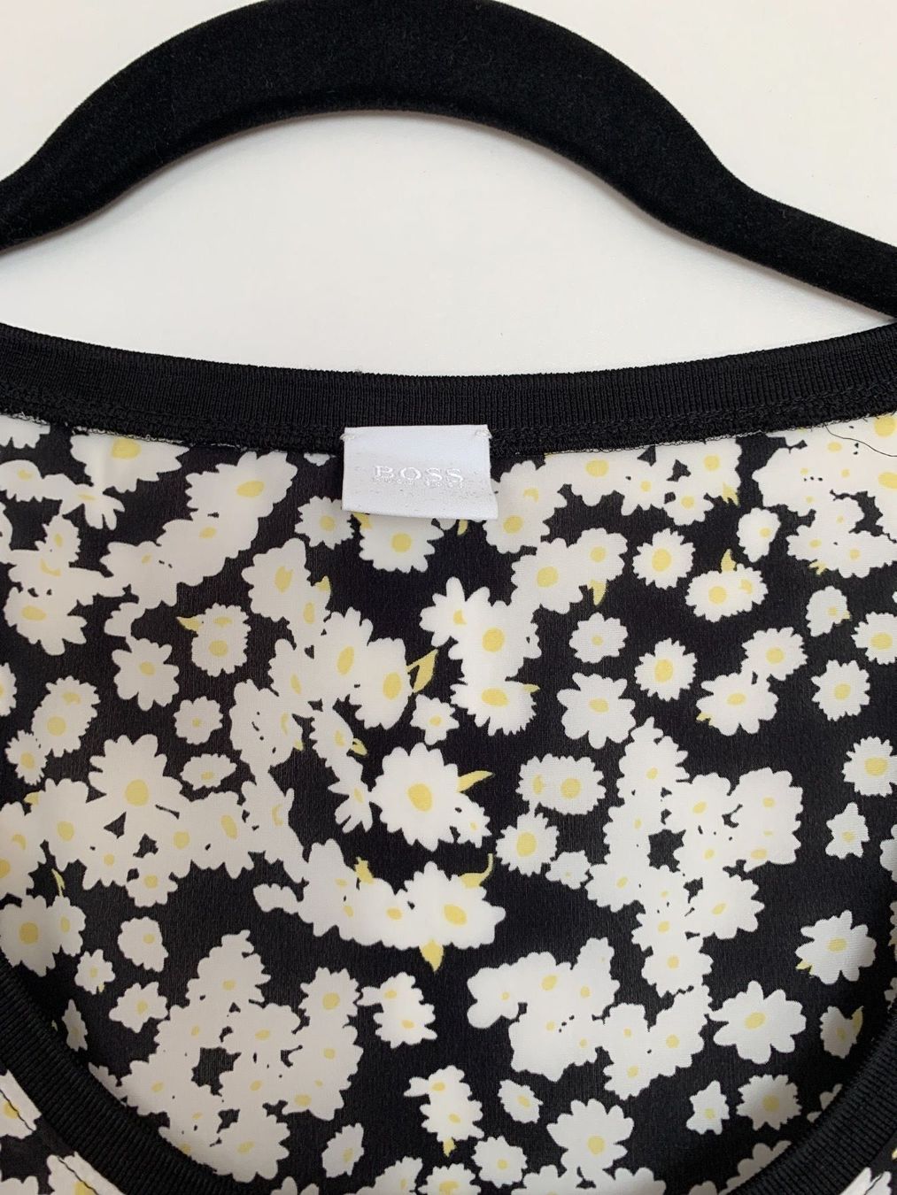 Hugo Boss Top: Hugo Boss - geblümtes Top – Nuovo (secondo la descrizione) da Geuensee venduto da Gagisi 1