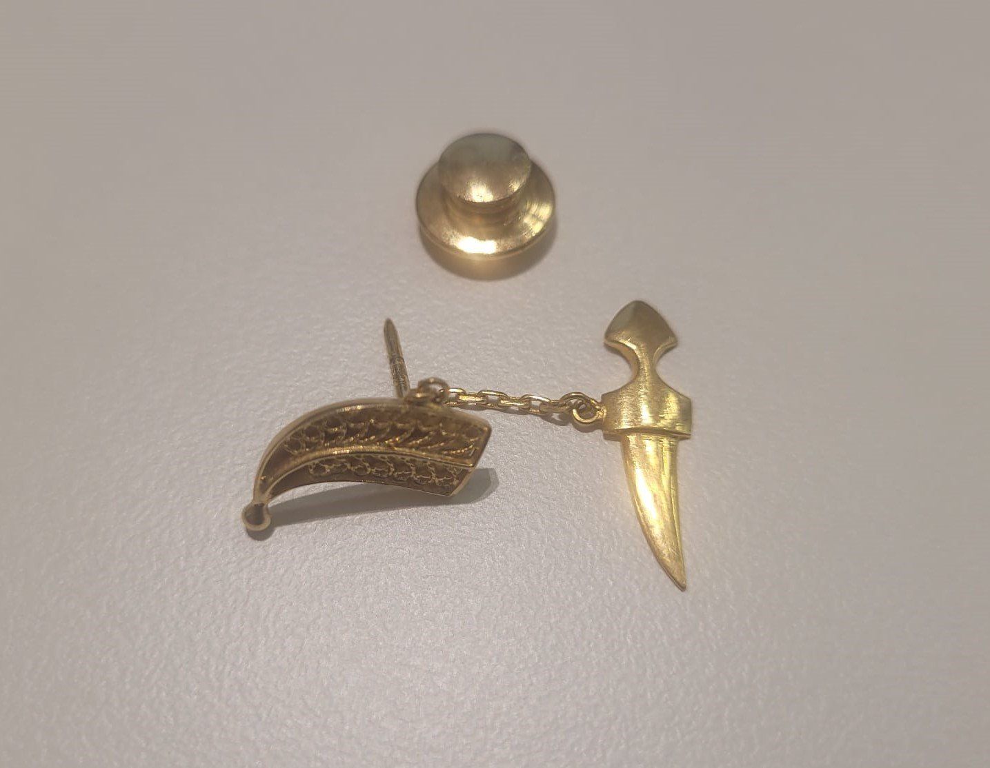 Broschen & Nadeln: Saudi-arabische "Khanjar"-Brosche aus Gold – Gebraucht aus Lugano von Historianlugano 1