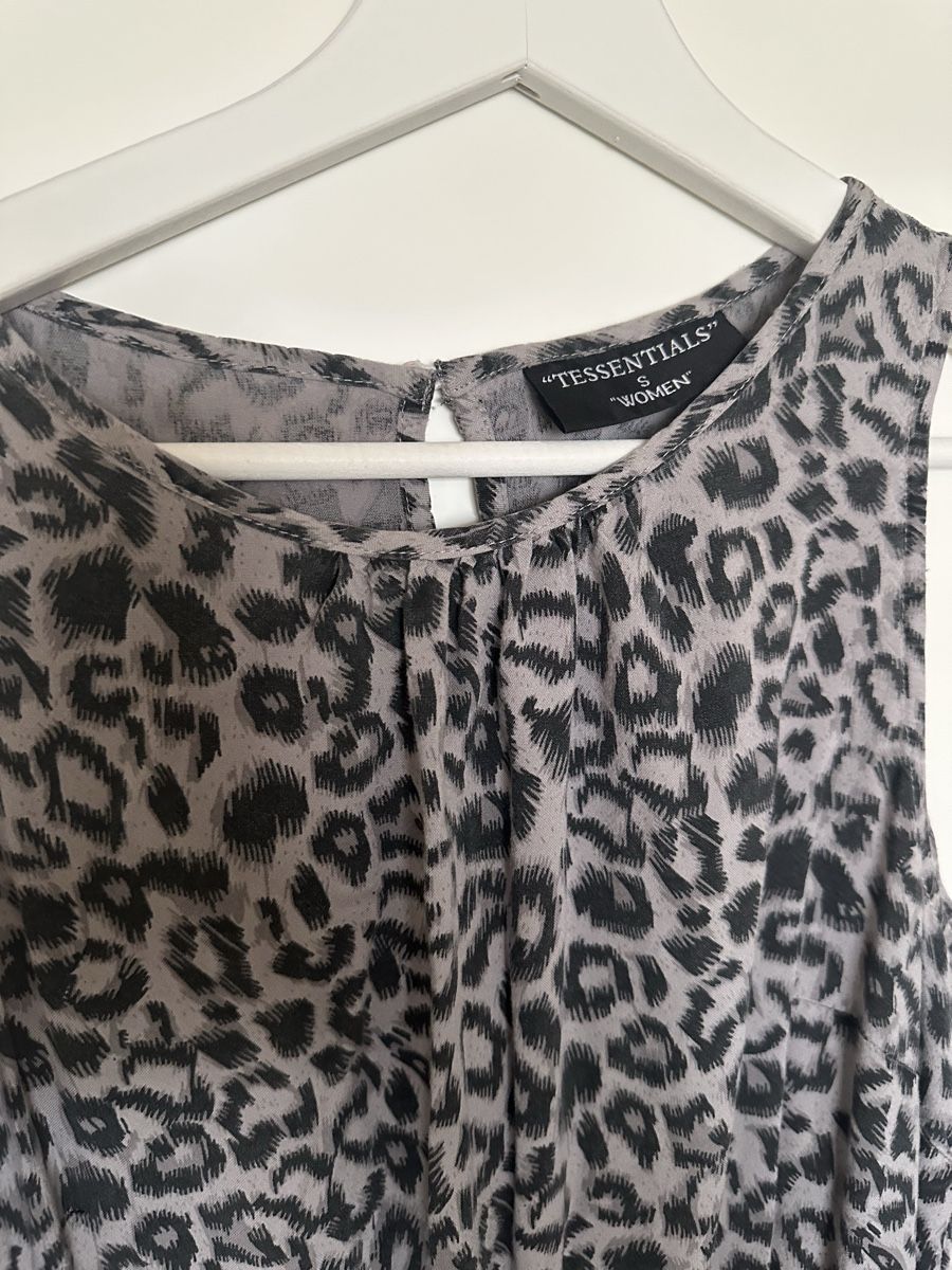Robes: Sommerliches Kleid "Tessentials" Leoprint, Grösse S – D'occasion à Reinach BL par Alles_muss_weg00 2