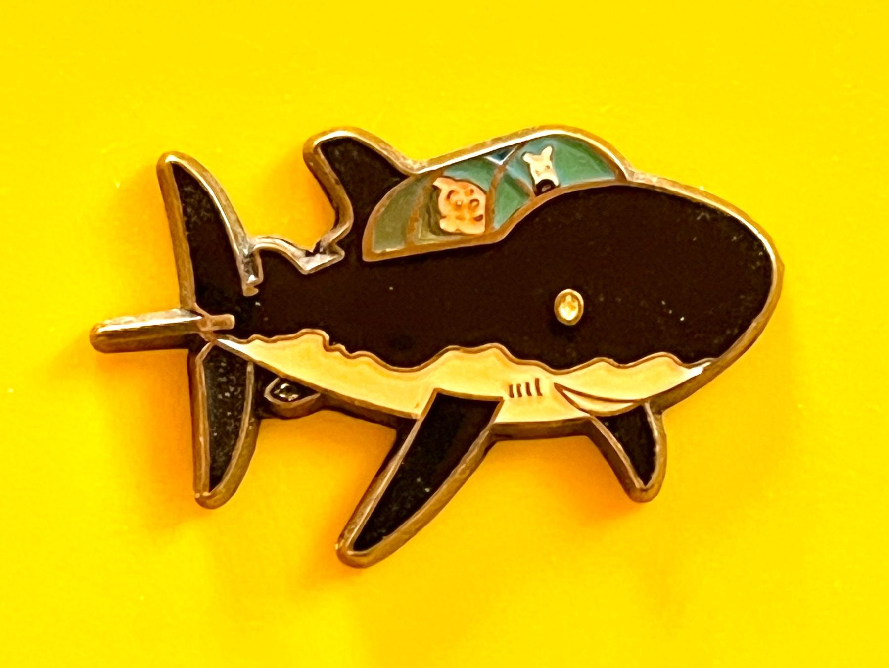 Placchette & Badge: Pin - Tintin requin – Usato da Renan BE venduto da johncactus
