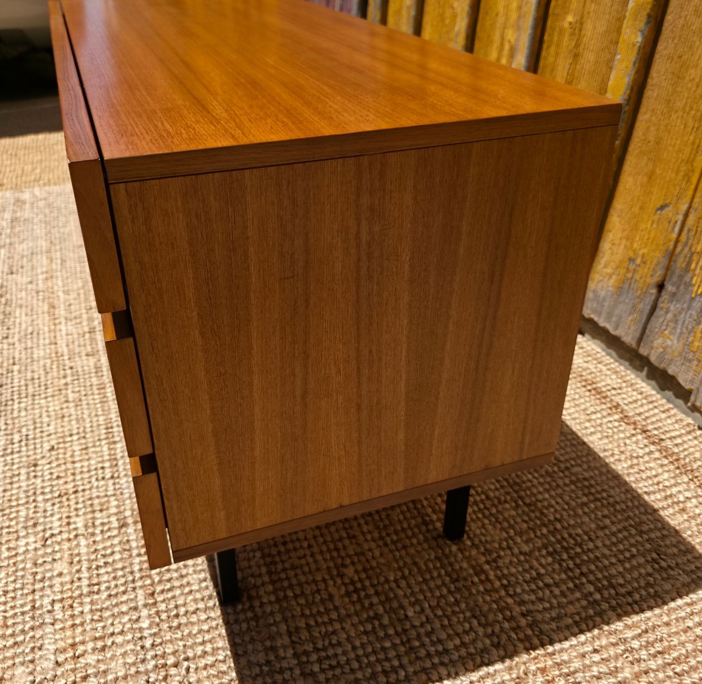 Cassettiere: Mid Century  Minimalist Sideboard Nussbaum – Usato da Haslen AI venduto da Vintagelix 4