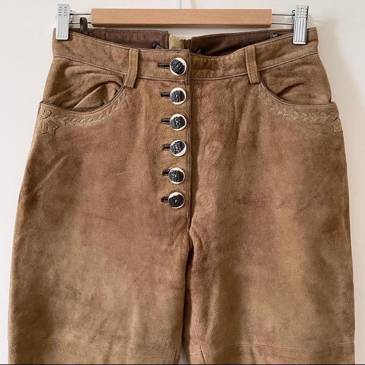 Pantaloni: TRADITIONAL AUSTRIAN Vintage Leather Pants – Usato da Emmen venduto da Avviivva_Com2023 1