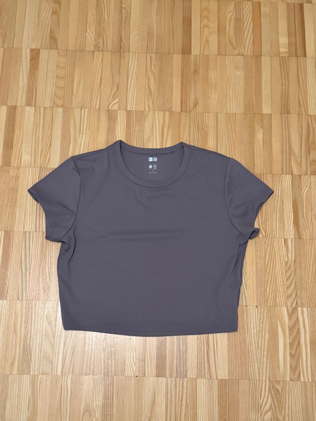 Uniqlo T-shirt: T-Shirt von Uniqlo – Nuovo (secondo la descrizione) da Regensdorf venduto da sel_y7fd