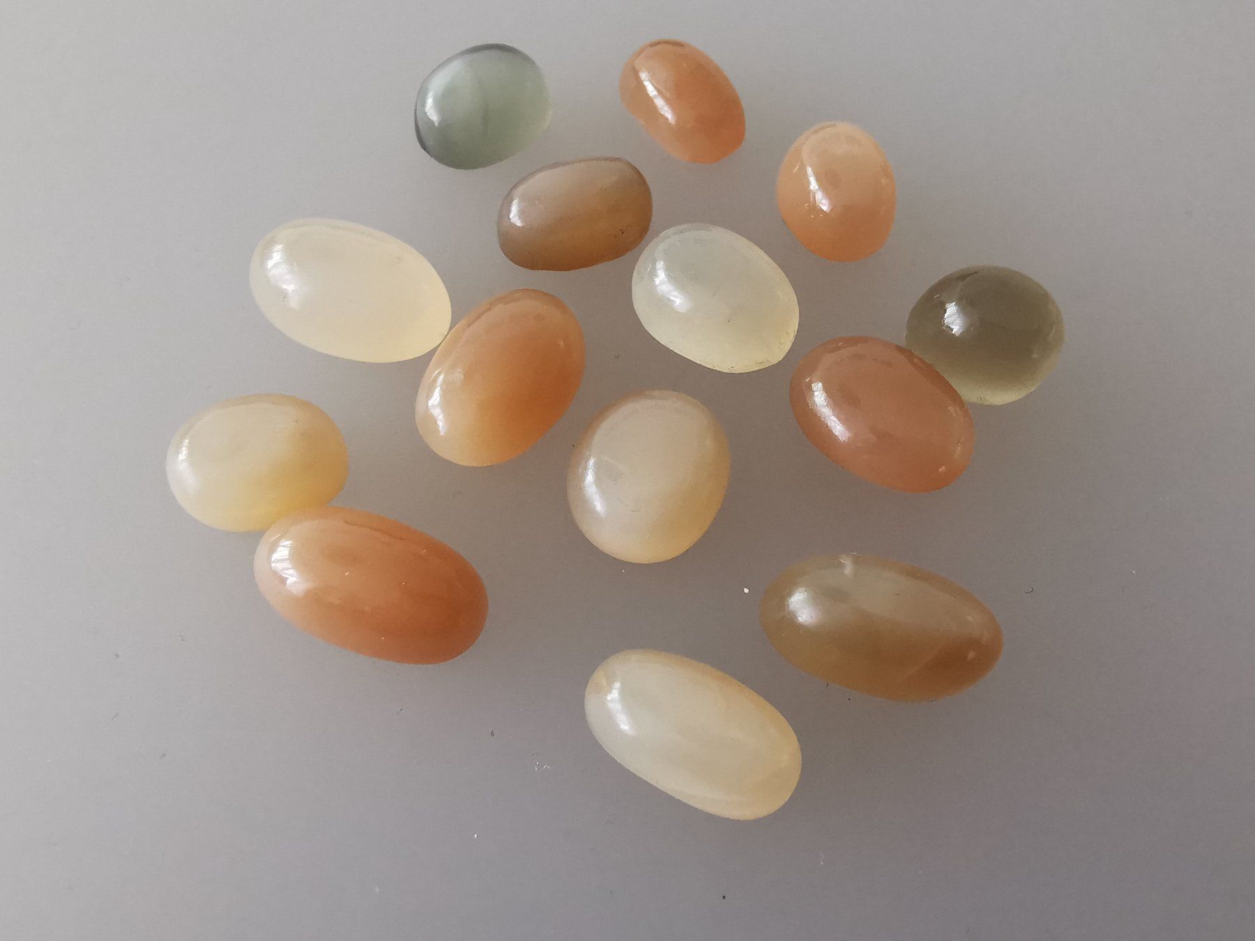 Pierres précieuses: 14 Stk. echte, unbehandelte, Mondstein Cabochons – Neuf avec emballage d'origine à Dierikon par Buntspecht-10 4