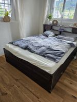 Doppelbett Echtholz mit Schubladen und Ablagefläche