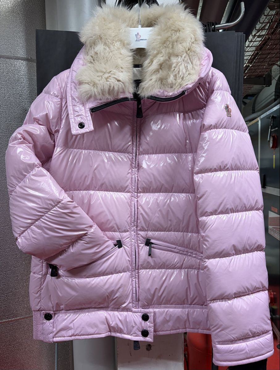 Moncler Giacche: Moncler Grenoble Down Jacket, Gr. 2, Rosa – Nuovo (secondo la descrizione) da Zermatt venduto da michuti78