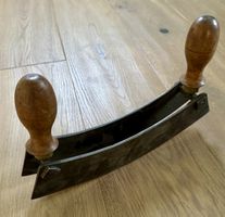 Antikes Wiegemesser mit Doppelklinge und Holzgriffen