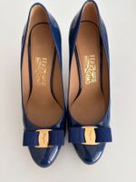 Salvatore Ferragamo Pumps blau Lackleder Gr. 8.5