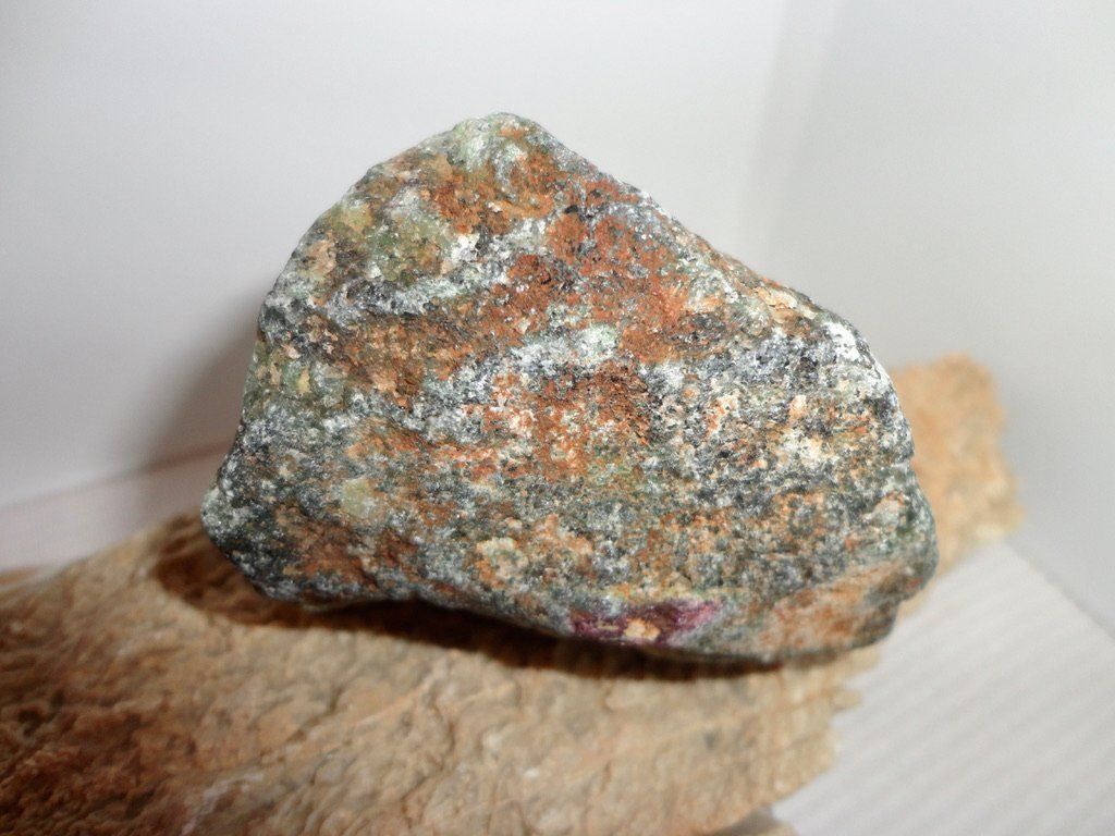 Minerali & Pietre curative: Rubin-Zoisit roh – Nuovo (secondo la descrizione) da Biberist venduto da Steine 1