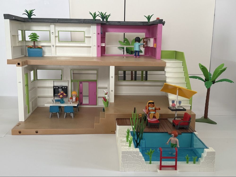 Playset De Piscina Con Terraza Para Mansión Moderna De Lujo PLAYMOBIL – Incluye Niño, Flotador Y Accesorios De Sol