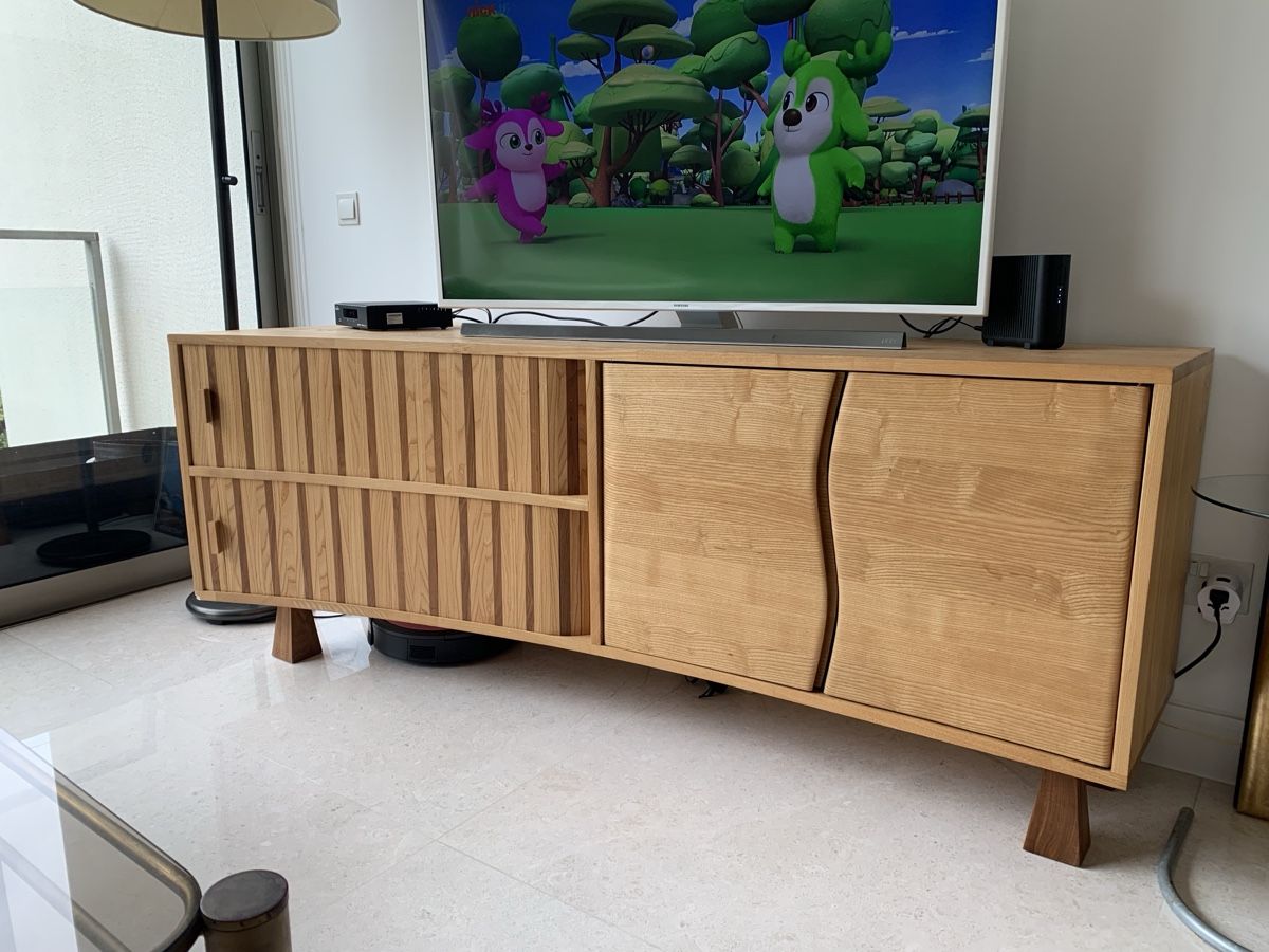 Mobili TV: Solid Wood TV Stand - Modern Design, Excellent Condition – Usato da Meierskappel venduto da starrla