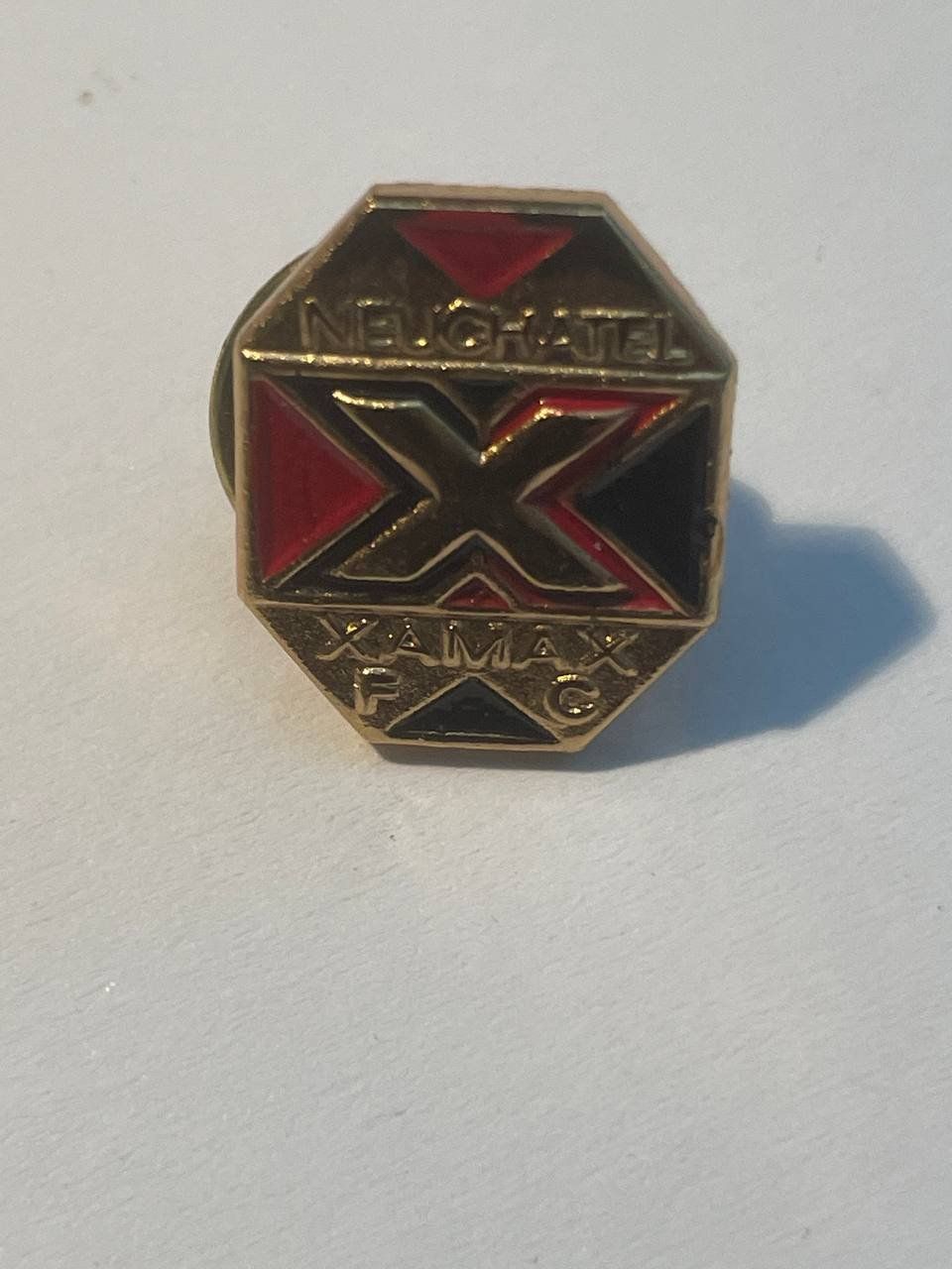 Plaketten & Abzeichen: 40. Pin Xamax Neuchatel – Gebraucht aus Luzern von Irek