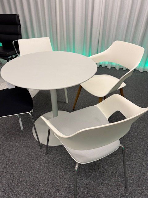 Tischset: Tisch mit 4 Stühlen, Ausstellungsmodel – Gebraucht aus Lenzburg von Buerokonz 3