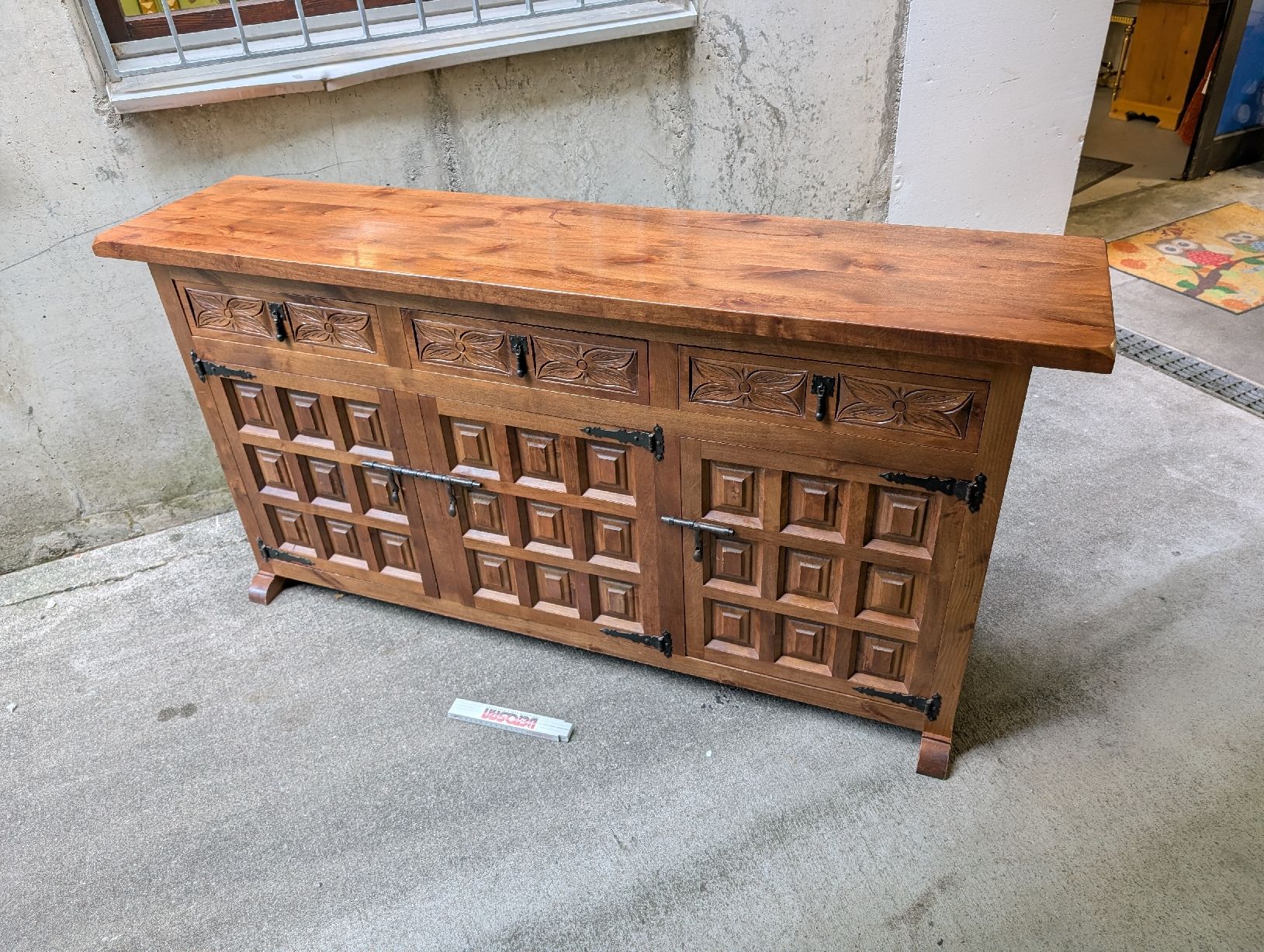Kommoden: Spanisches Sideboard/Kommode/Buffet, Holz mit Schnitzereien – Gebraucht aus Fislisbach von HurtiBrocki 1