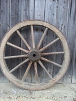 Antikes eisenbereiftes Wagenrad