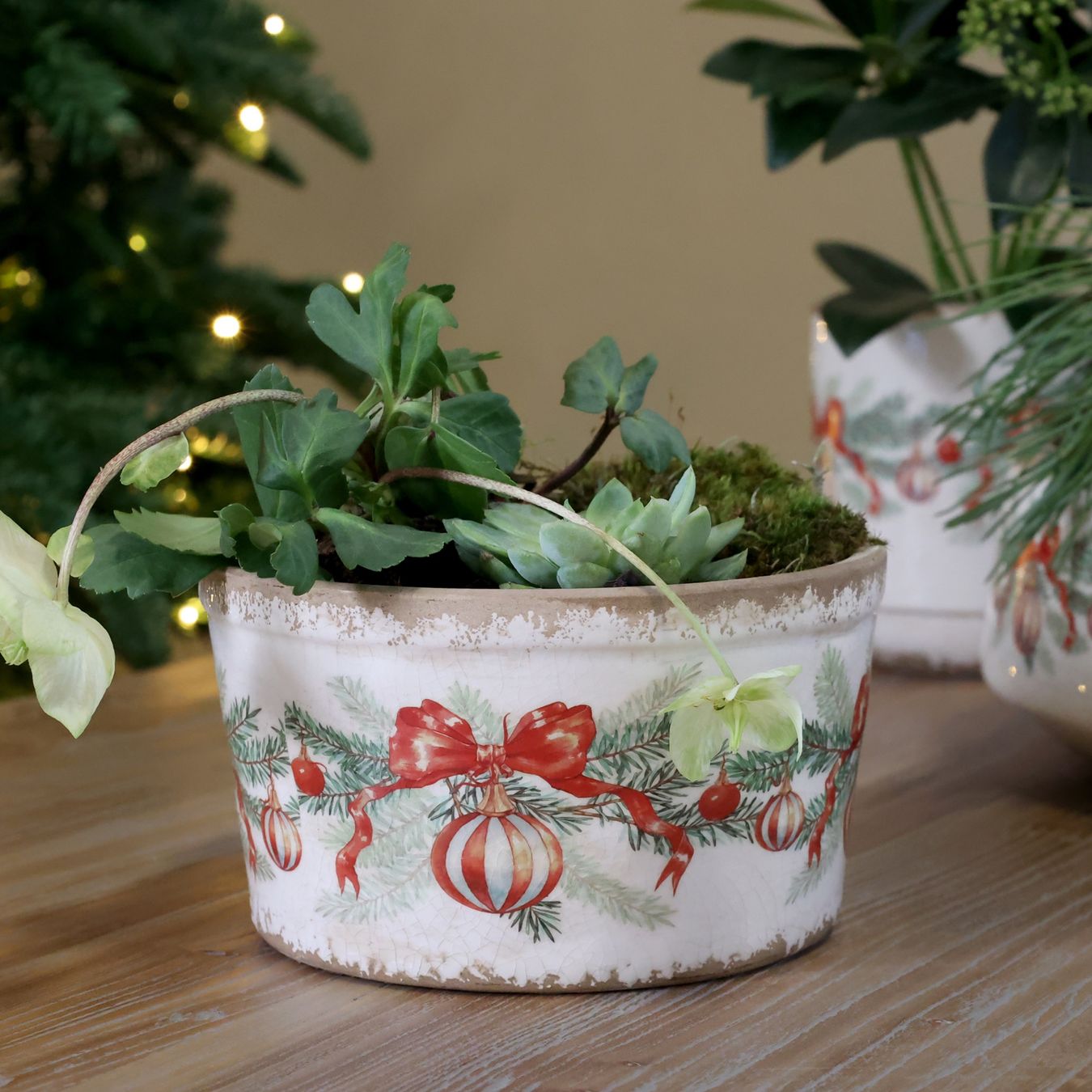 Servierplatten: Chic Antique Tablett mit Weihnachtskugel und Schleife – Neu und originalverpackt aus Innertkirchen von Glatthard-Interior