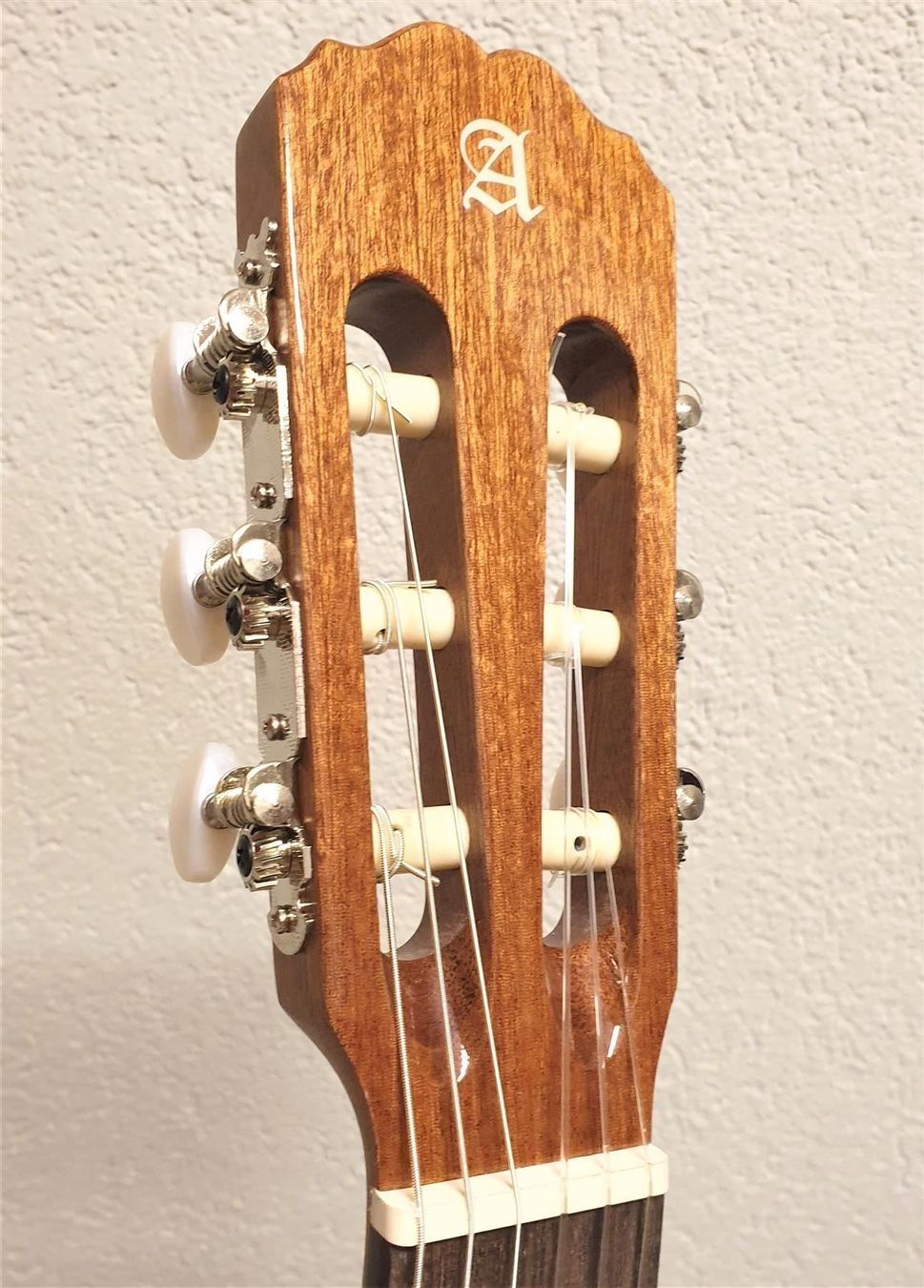 Alhambra Musikinstrumente: Kindergitarre Alhambra (1/2-tel Grösse) – Neu und originalverpackt aus Wöschnau von Musikhaus-Luethy5012 5