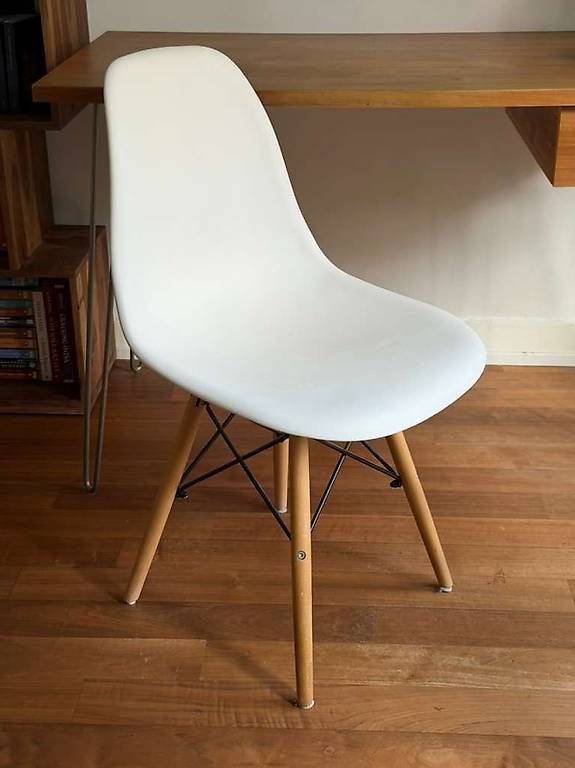 Stühle: Eames-style plastic side chair, white, x4 – Gebraucht aus Zürich von emi_j76q