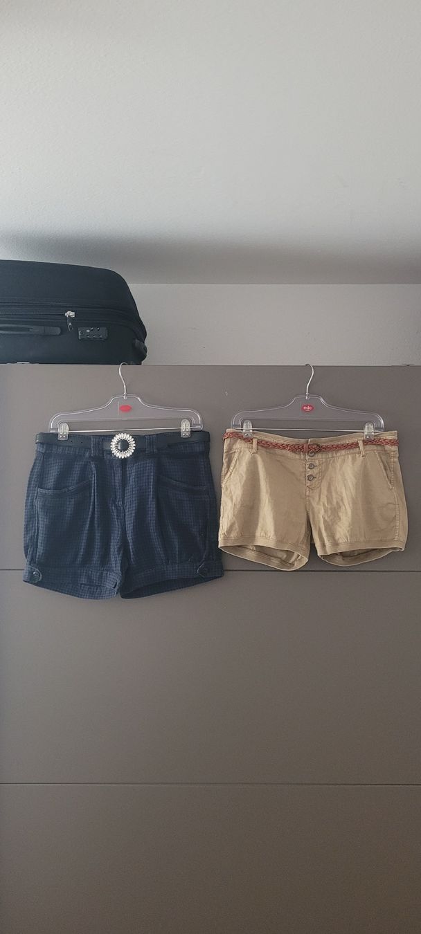 H&M Lots de vêtements: 6 pièces /2 shorts 2 centures, 2débardeurs, taille M/Coton – D'occasion à Vevey par obi_n8zc 2