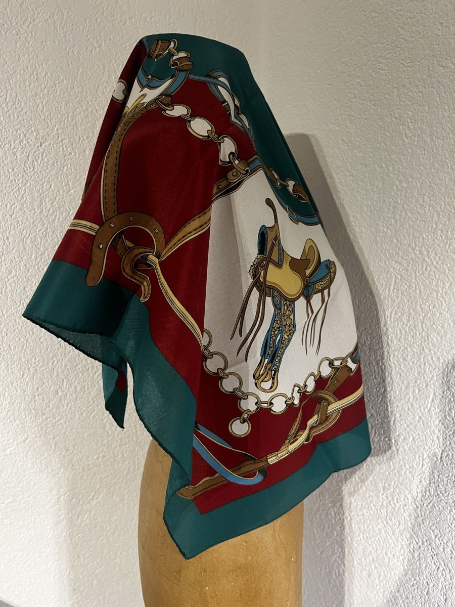 Foulards, Tücher & Schals: Foulard à motifs équestres  – Gebraucht aus St-Pierre-Clages von ste_xk6p 2