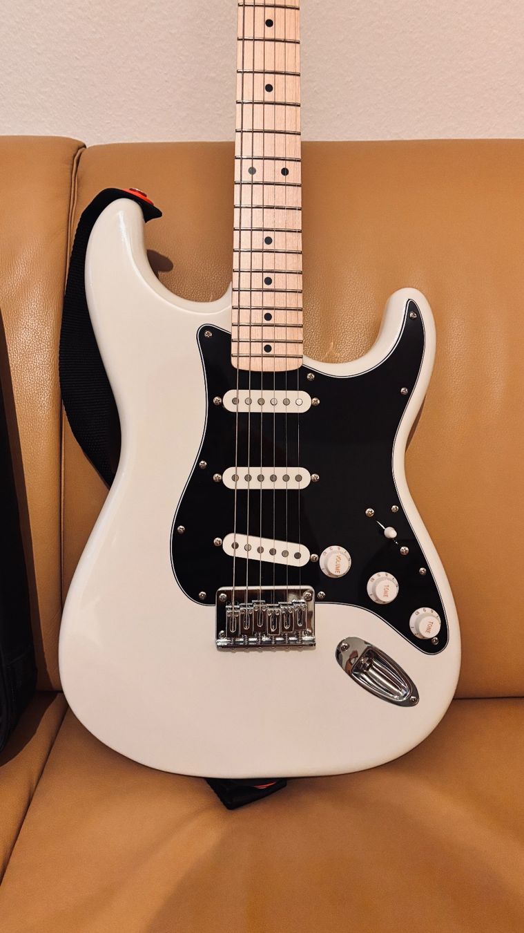 Squier Instruments de musique: E-Gitarre Squier Stratocaster mit Upgrades – D'occasion à Luzern par accessories_shop96 1