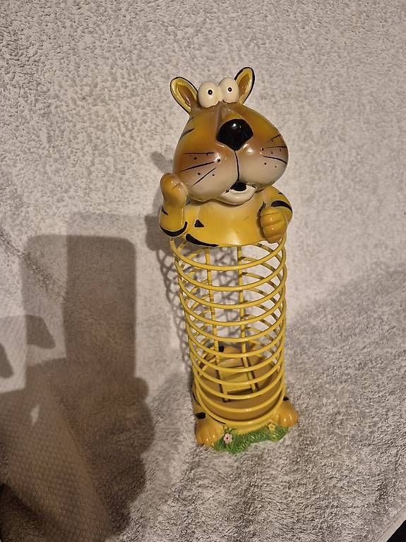 CD: Tigre rigolo range-tout jaune, décoration originale! – Usato da Penthalaz venduto da yve_wsq8