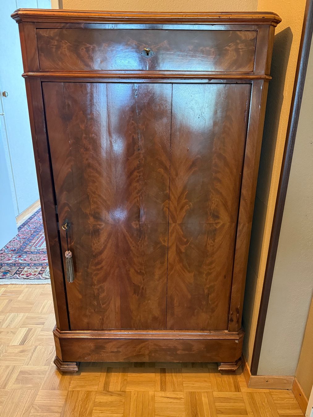 Armoires: Antiker Schrank (Holz: Kirschbaum) – D'occasion à Schlieren par rom_7z6m