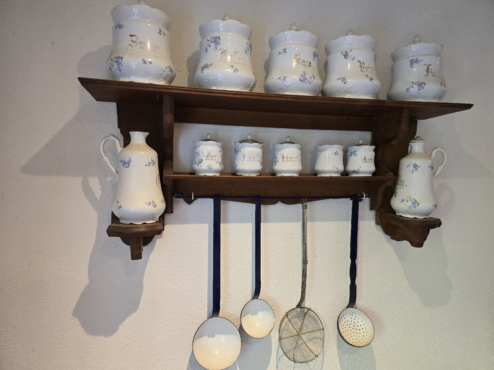 Cucine complete: Antikes Küchenensemble mit Töpfen und Schöpfkellen Emaille  – Usato da Kestenholz venduto da _Nostalgia_ 6