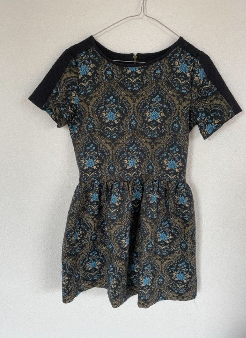 Kleider: Floral Dress size S, republic – Gebraucht aus St-Gingolph von Ynatka