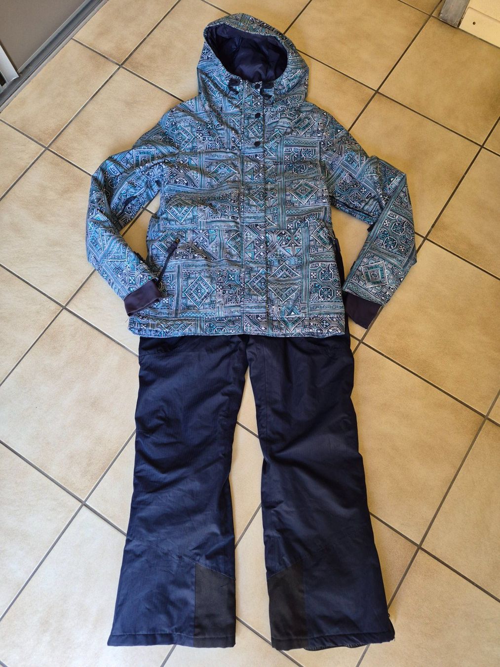 Billabong Vestes: Ensemble de ski Billabong et Celsius taille M et 38 – D'occasion à le landeron par canette 1