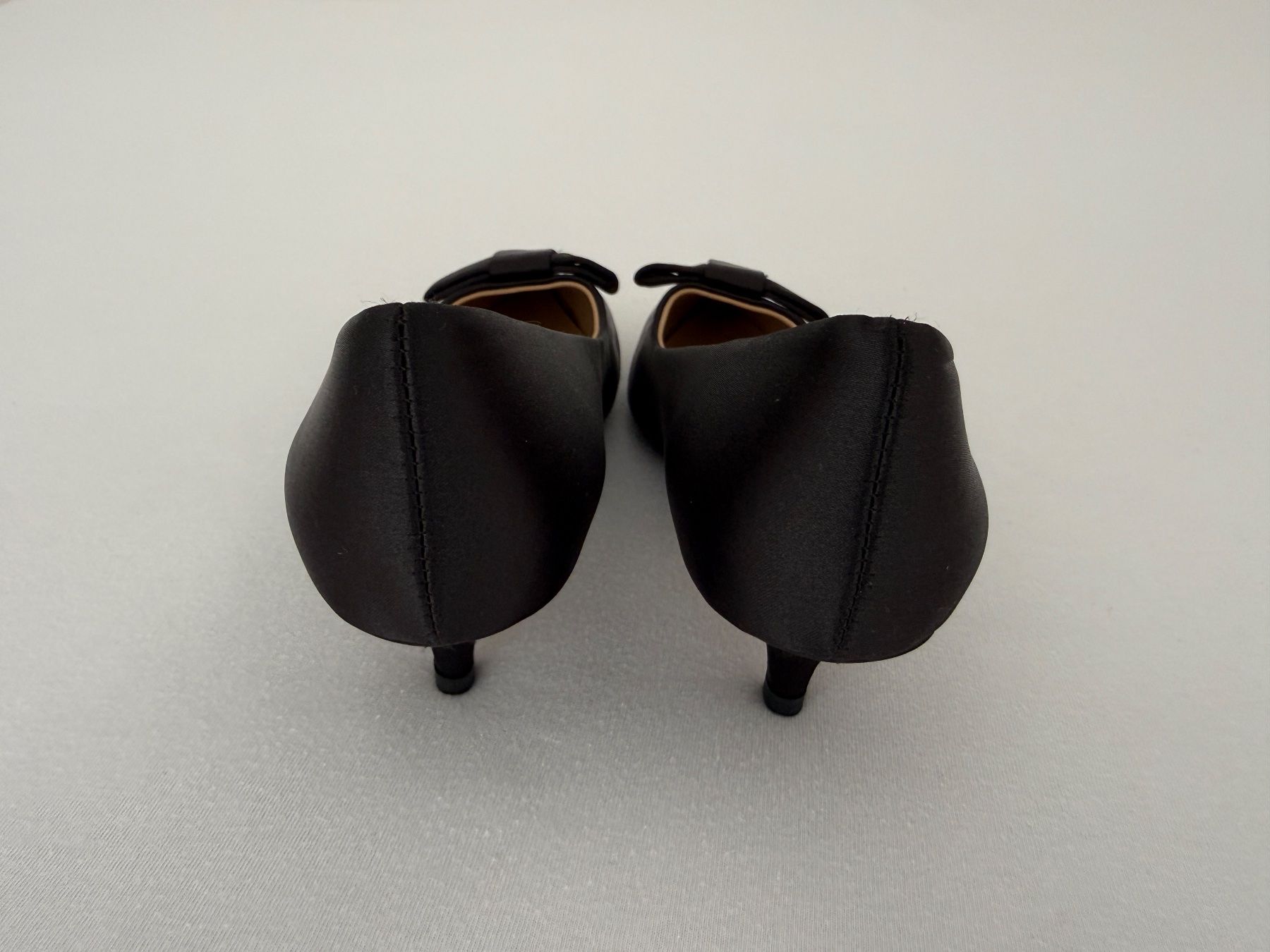 Scarpe da donna: Age of Innocence Satin Schuhe – Nuovo (secondo la descrizione) da Pfäffikon SZ venduto da Redwulf34 5