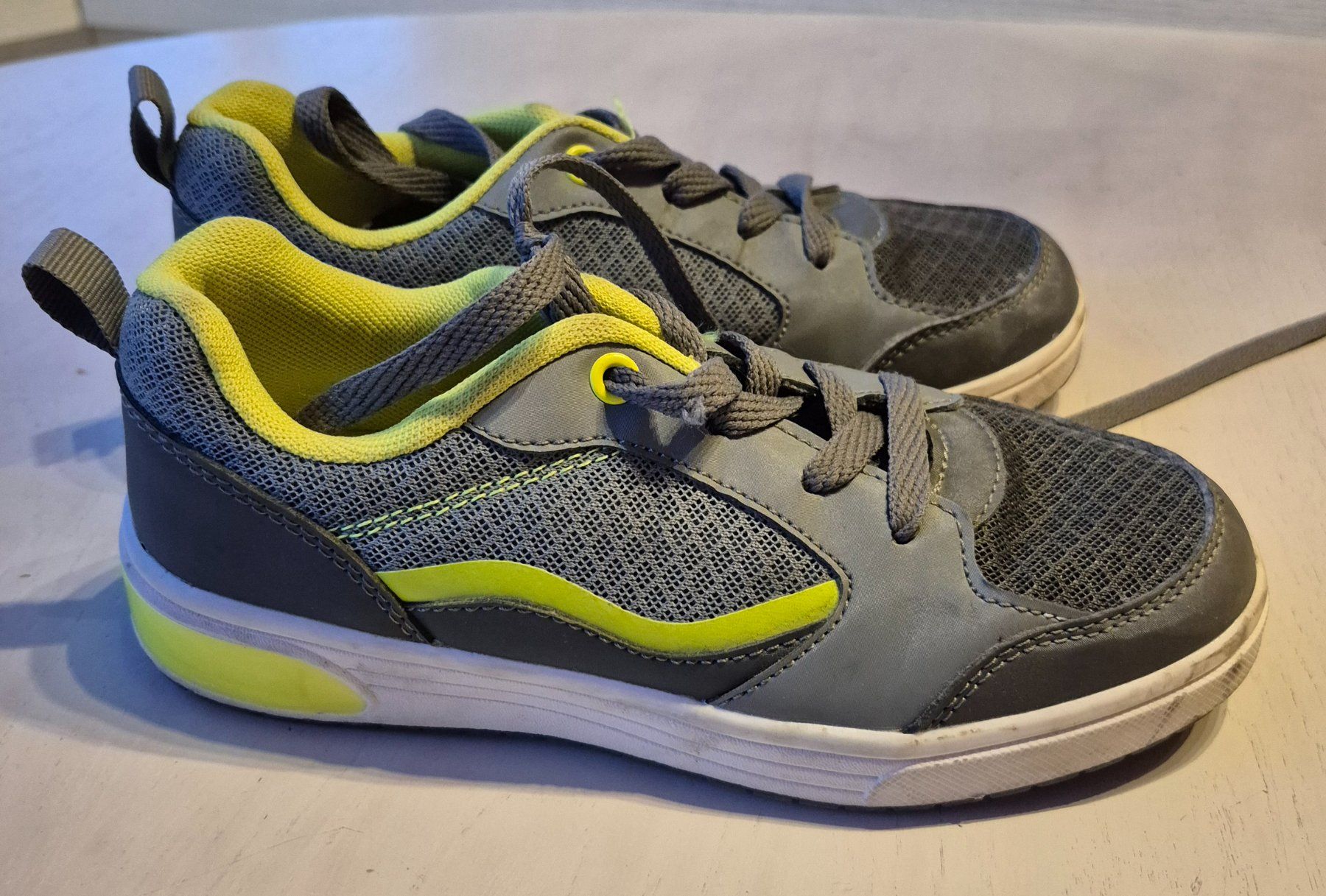Scarpe per ragazzi: Turnschuh Gr. 33 – Usato da Tscherlach venduto da aldi14