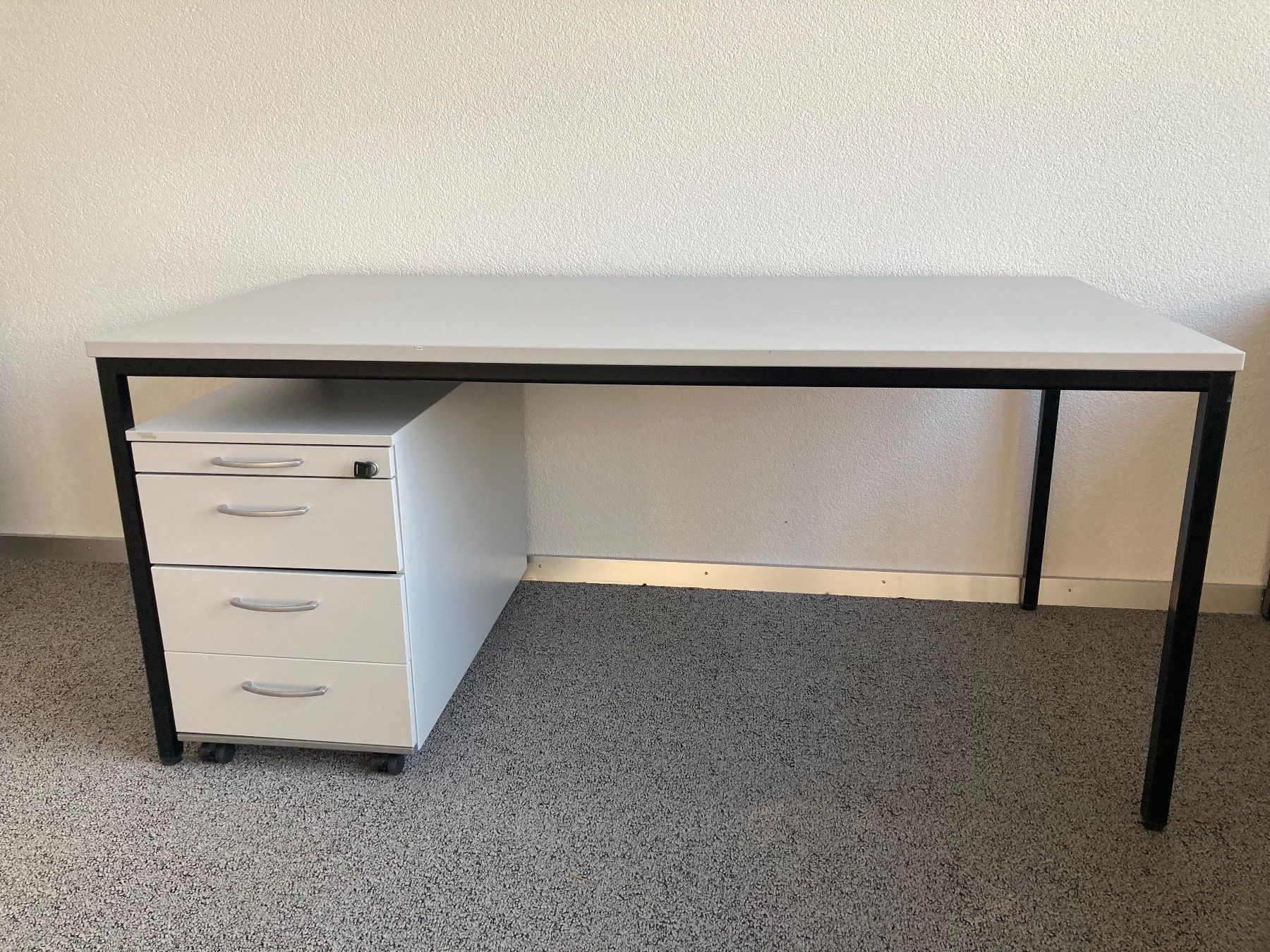 Schreibtische: Schreibtisch mit Rollkorpus – Gebraucht aus Wohlen AG von TschachtliAG