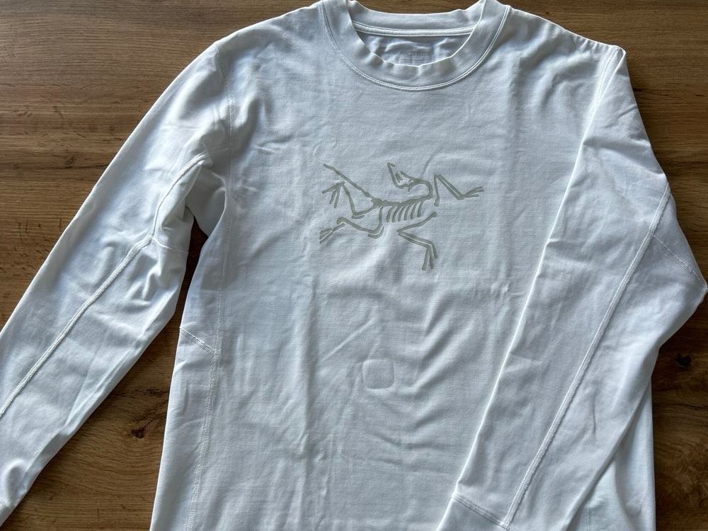 Arcteryx T-shirts: Arc'teryx Langarmshirt weiss – D'occasion à Engelberg par ejierfaijs
