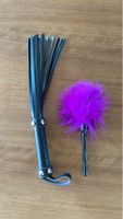 NEU-UNGEBRAUCHTE Lederpeitsche mit Feder Tickler