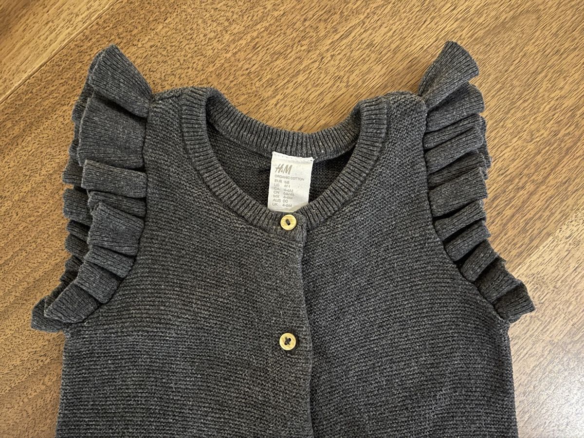 H&M Pagliaccetti: Süsser H&M Strickoverall Rüschen Gr. 68 – Nuovo (secondo la descrizione) da Engelburg venduto da Annis_Crew