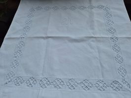 Kissenbezug weiss mit Monogramm GH und Spitze