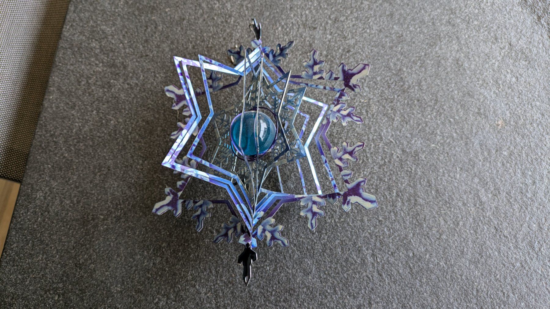 Sonstige Dekorationen & Accessoires: Windspiel "Schneeflocke" - 3D-Effekt mit eisblauer Glaskugel – Gebraucht aus Staufen von Fleby84