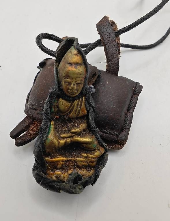 Ciondoli: Buddha Amulett \ Bhumisparsha Mudra – Usato da Basel venduto da Shankar 1