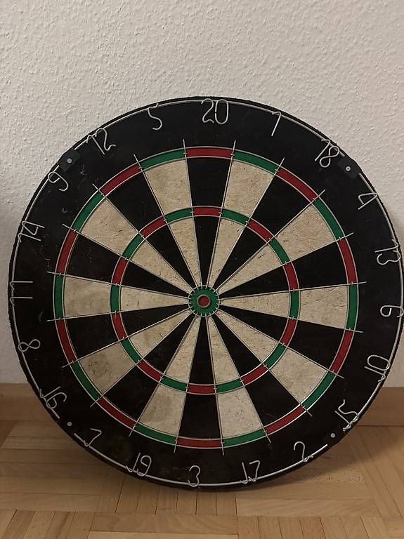 Bogenschiessen: Dartscheibe + 9 Dartpfeile – Gebraucht aus Frenkendorf von BescheA