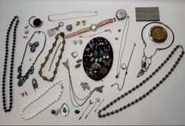 Schmuckkonvolut: Halsketten, Ohrringe, Ringe, Broschen…