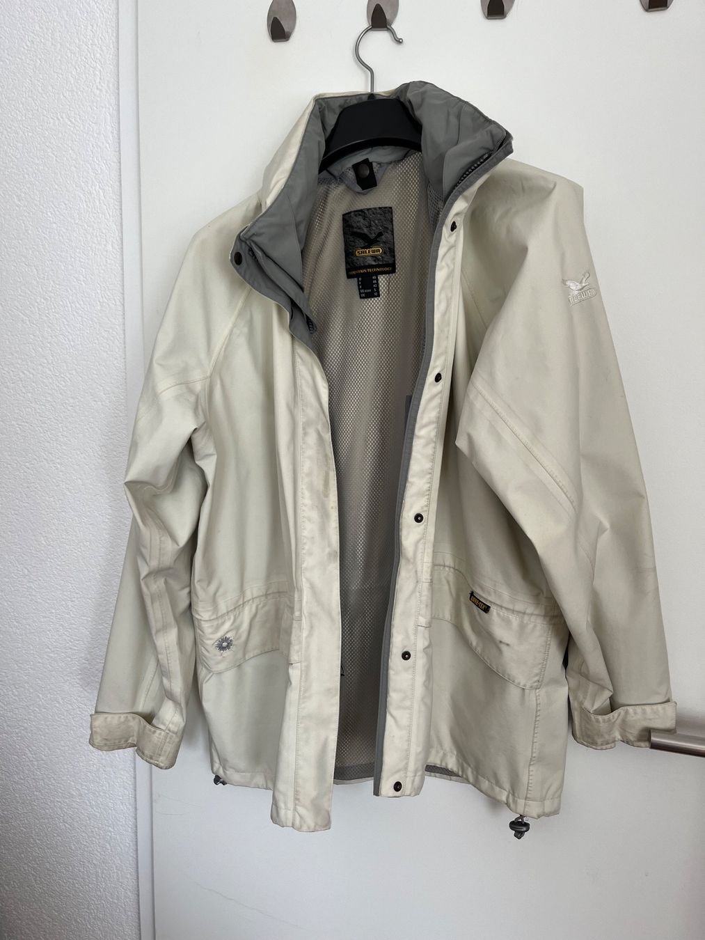 Jacken: Jacke Material GoreTex abnehmbare Kaputze Hell beige – Gebraucht aus Bern von a3773
