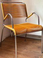 Stylischer Stuhl / Sessel mit Chrom und gelben Schnüren,